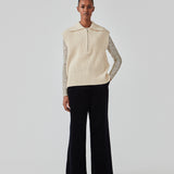 Sleeveless knit vest made from a heavy woolen quality with a roomy fit. FultonMD vest has a half-zip front and a wide collar. The model is 175 cm and wears a size S/36.