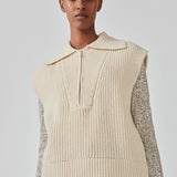 Sleeveless knit vest made from a heavy woolen quality with a roomy fit. FultonMD vest has a half-zip front and a wide collar. The model is 175 cm and wears a size S/36.
