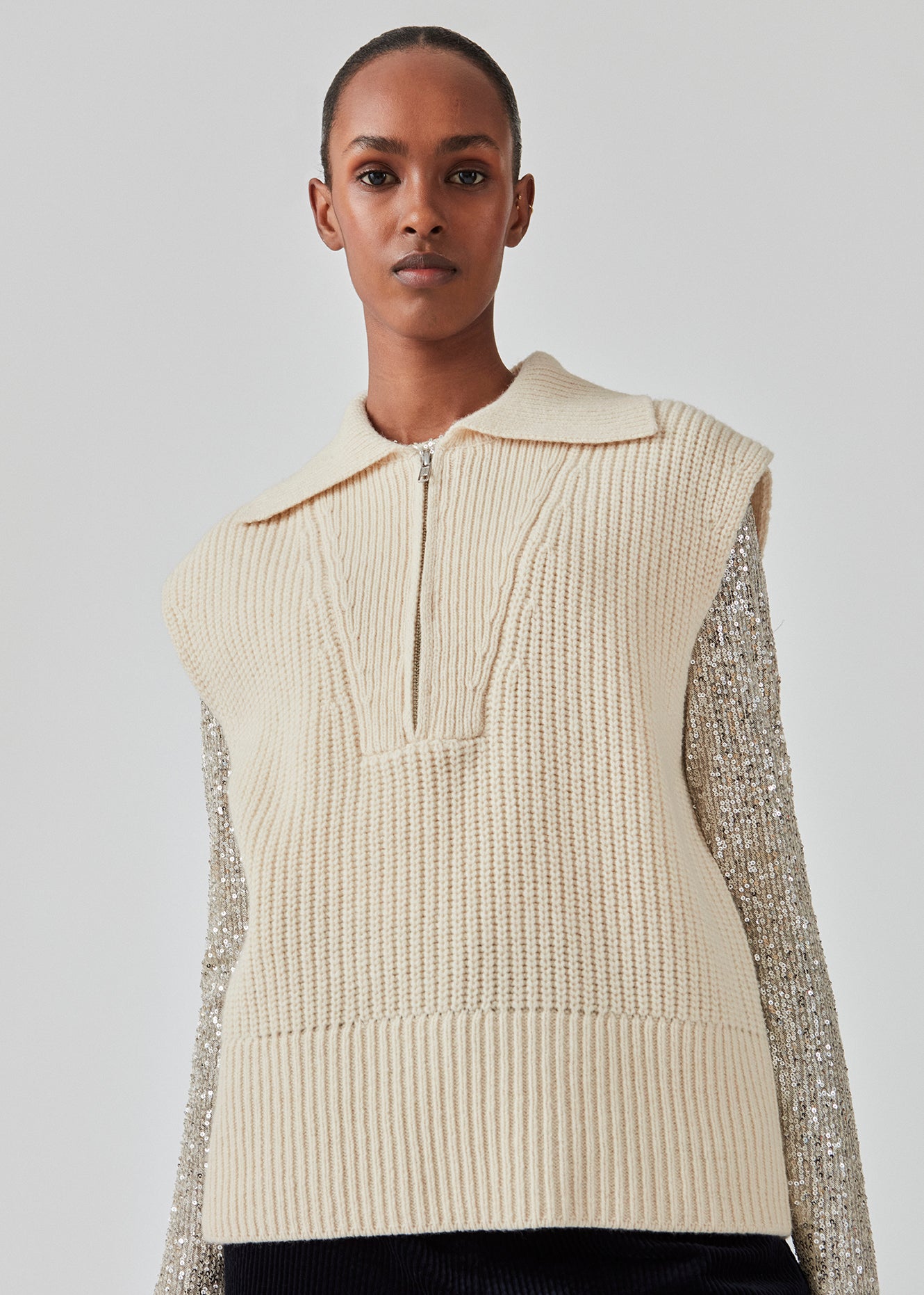 Sleeveless knit vest made from a heavy woolen quality with a roomy fit. FultonMD vest has a half-zip front and a wide collar. The model is 175 cm and wears a size S/36.