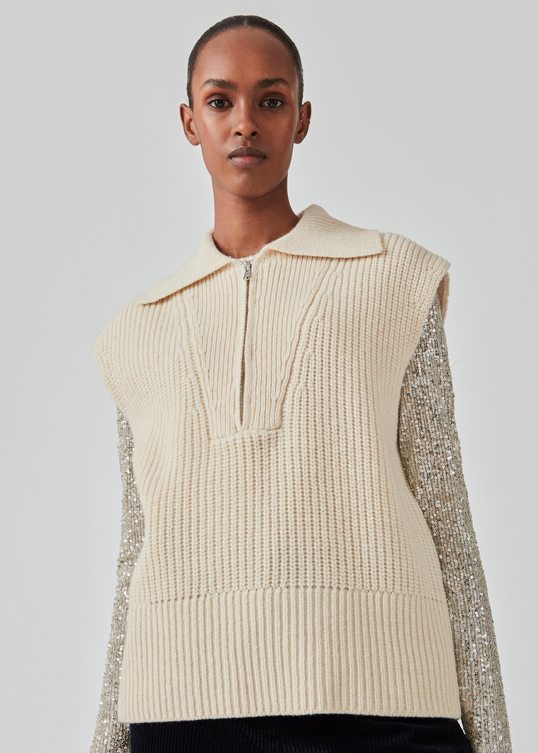 Sleeveless knit vest made from a heavy woolen quality with a roomy fit. FultonMD vest has a half-zip front and a wide collar. The model is 175 cm and wears a size S/36.