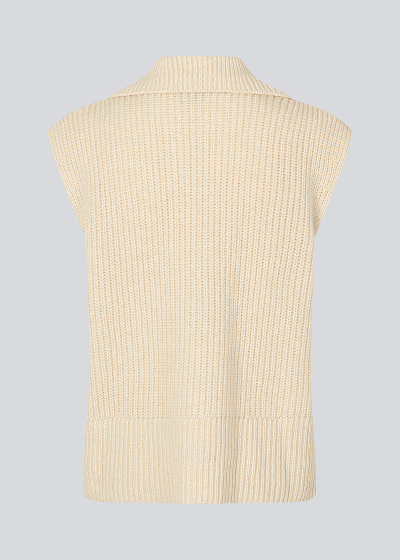 Sleeveless knit vest made from a heavy woolen quality with a roomy fit. FultonMD vest has a half-zip front and a wide collar. The model is 175 cm and wears a size S/36.