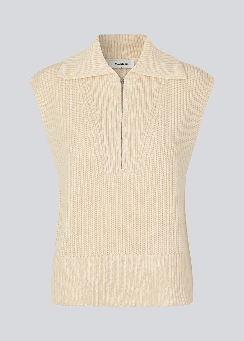 Sleeveless knit vest made from a heavy woolen quality with a roomy fit. FultonMD vest has a half-zip front and a wide collar. The model is 175 cm and wears a size S/36.