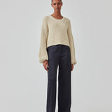 Satin pants with a soft drape and straight, slim legs. FuniMD pants has a zip fly and button with elastication at the back of the waist. The model is 175 cm and wears a size S/36.