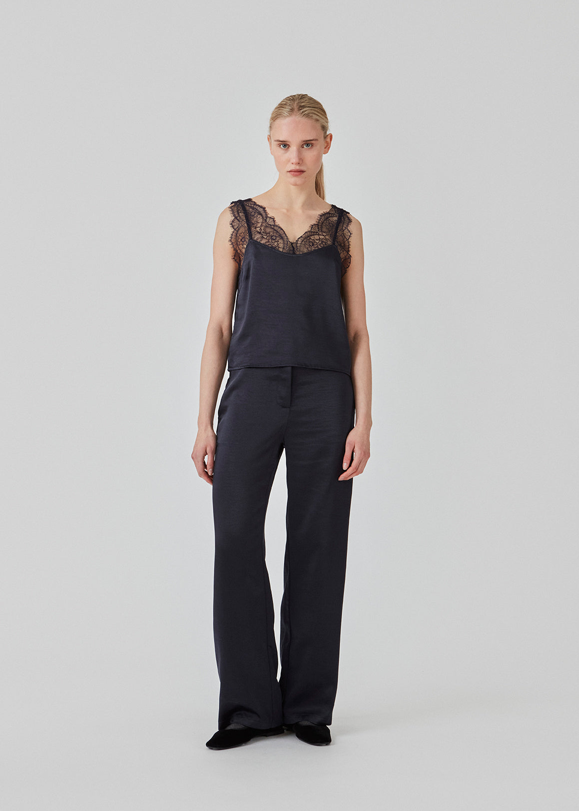 Satin top with a soft drape. FuniMD top is detailed with lacing on the straps and neckline in front and back. The model is 175 cm and wears a size S/36.