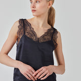 Satin top with a soft drape. FuniMD top is detailed with lacing on the straps and neckline in front and back. The model is 175 cm and wears a size S/36.