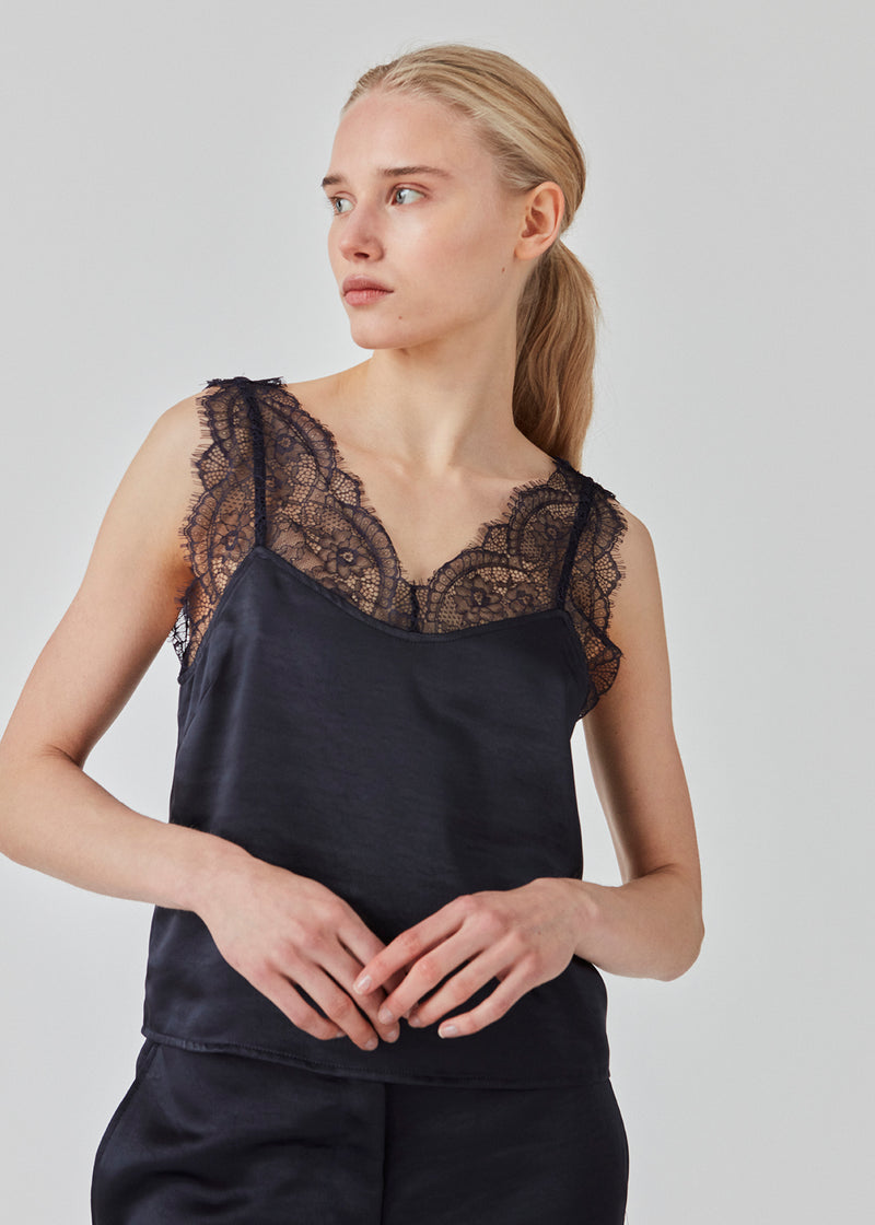 Satin top with a soft drape. FuniMD top is detailed with lacing on the straps and neckline in front and back. The model is 175 cm and wears a size S/36.
