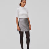 GabbieMD skirt cut for a mini silhuet with a high waist and concealed zipper in a structured and shiny material. Lined. The model is 175 cm and wears a size S/36.
