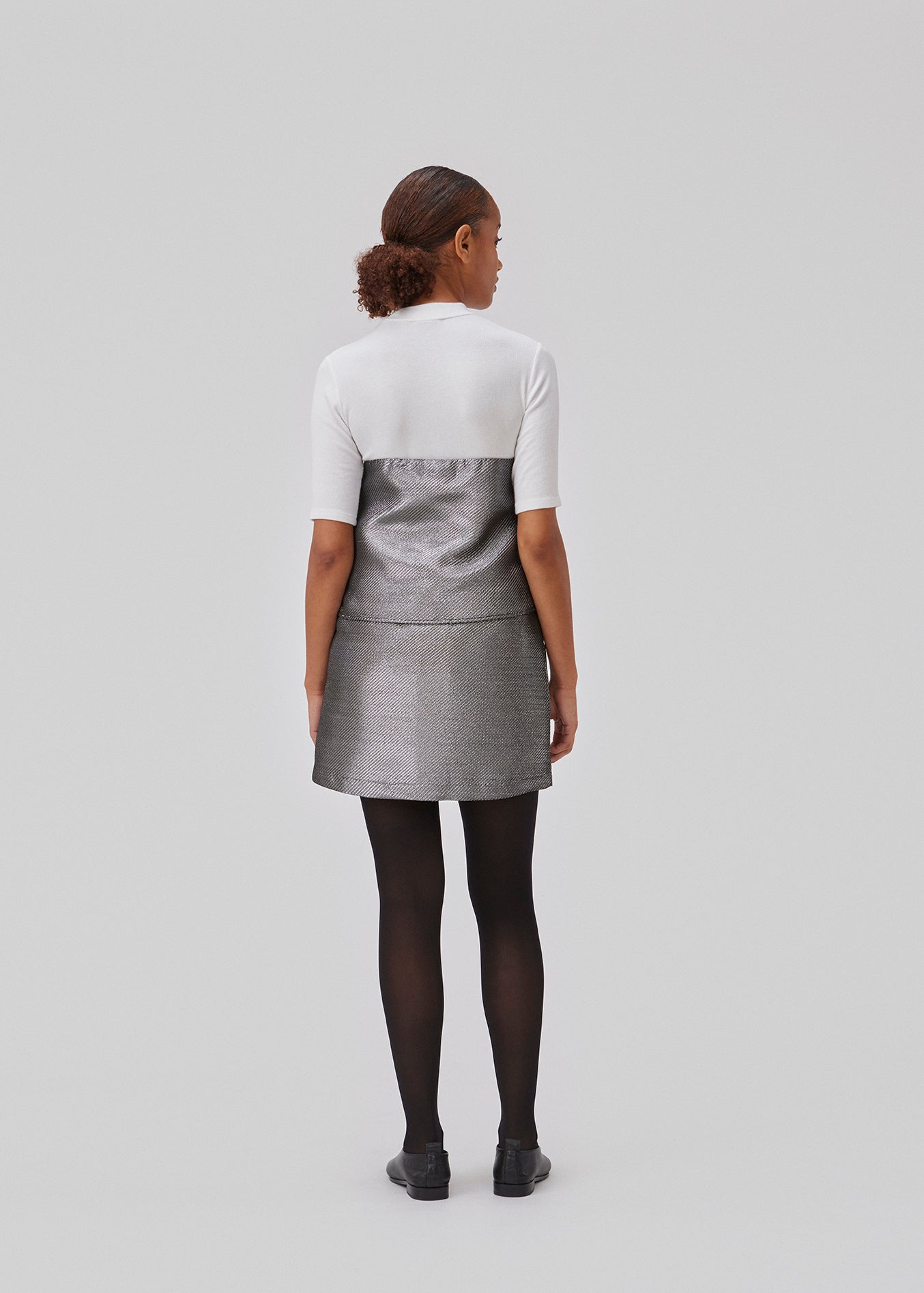 Strapless top with a sweetheart neckline in front. GabbieMD top has a simple fit in a shiny, structured material. The model is 175 cm and wears a size S/36.