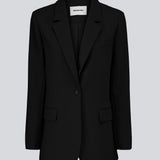 Gale blazer in Black has a classic and elegant design, fulfilled by the beautiful revers collar and a long fit. The blazer has a button closure at the front and a chest pocket at the left side. Buy Gale Pants, Gale straight pants, GaleMD skirt or GaleMD shorts in the same color that fits the Blazer.