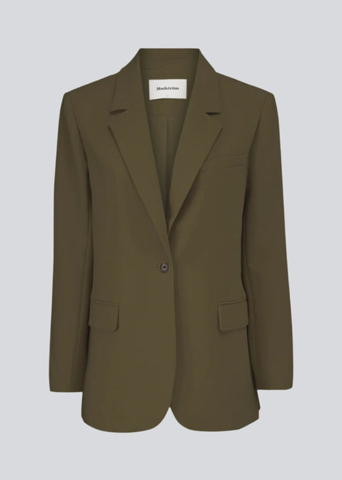 Gale blazer has a classic and elegant design, fulfilled by the beautiful revers collar and a long fit. The blazer is in a green color, and has button closure at the front and a chest pocket at the left side.
