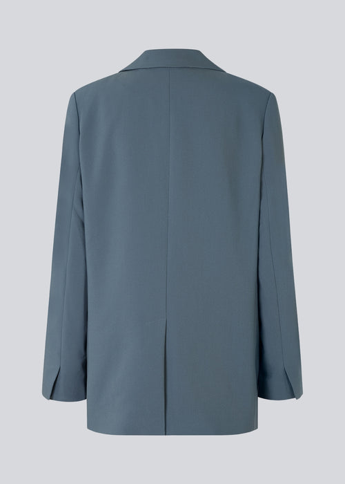 Gale blazer in dark blue has a classic and elegant design, fulfilled by the beautiful revers collar and a long fit. The blazer has a button closure at the front and a chest pocket on the left side.