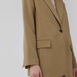 Gale blazer in the color Dune has a classic and elegant design, fulfilled by the beautiful revers collar and a long fit. The blazer has a button closure at the front and a chest pocket at the left side. The model is 177 cm and wears a size S/36.