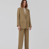 Gale blazer in the color Dune has a classic and elegant design, fulfilled by the beautiful revers collar and a long fit. The blazer has a button closure at the front and a chest pocket at the left side. The model is 177 cm and wears a size S/36.