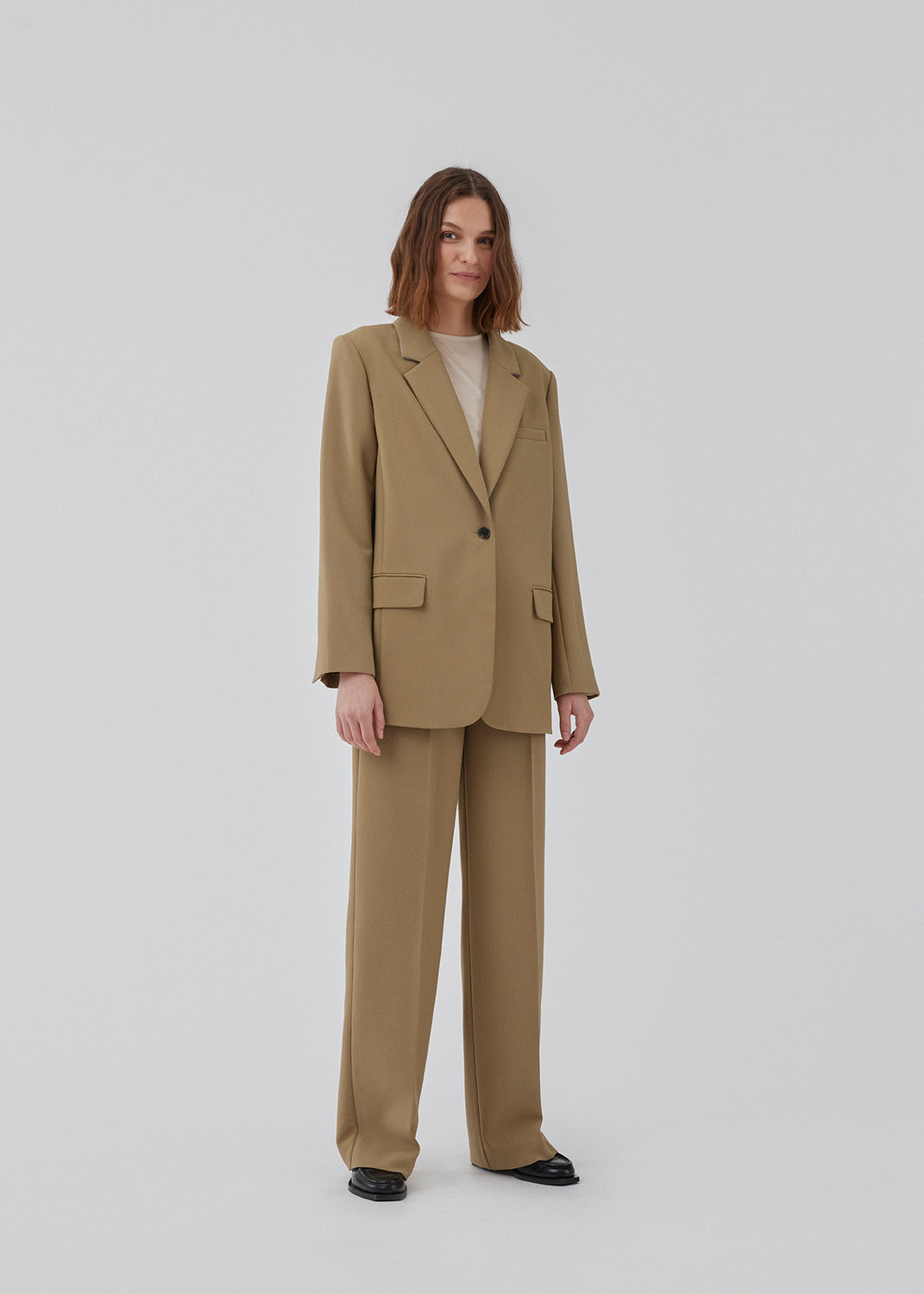 Gale blazer in the color Dune has a classic and elegant design, fulfilled by the beautiful revers collar and a long fit. The blazer has a button closure at the front and a chest pocket at the left side. The model is 177 cm and wears a size S/36.