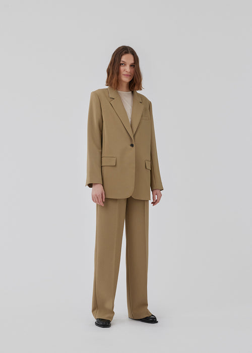 Gale blazer in the color Dune has a classic and elegant design, fulfilled by the beautiful revers collar and a long fit. The blazer has a button closure at the front and a chest pocket at the left side. The model is 177 cm and wears a size S/36.