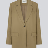 Gale blazer in the color Dune has a classic and elegant design, fulfilled by the beautiful revers collar and a long fit. The blazer has a button closure at the front and a chest pocket at the left side. The model is 177 cm and wears a size S/36.  Style the blazer with matching pants in the same color: Gale pants.