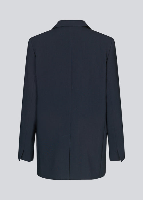 Gale blazer in midnight blue has a classic and elegant design, fulfilled by the beautiful revers collar and a long fit. The blazer has button closure at the front and a chest pocket at the left side.   Style the blazer with matching pants in the same co