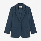 Gale blazer in midnight blue has a classic and elegant design, fulfilled by the beautiful revers collar and a long fit. The blazer has button closure at the front and a chest pocket at the left side.&