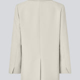 Gale blazer in beige has a classic and elegant design, fulfilled by the beautiful revers collar and a long fit. The blazer has button closure at the front and a chest pocket at the left side.

Material:
5% Elastane
76% Recycled Polyester
19% Viscose

Lining:
35% Polyester
65% Viscose