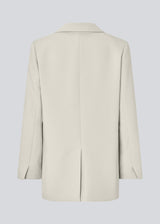Gale blazer in beige has a classic and elegant design, fulfilled by the beautiful revers collar and a long fit. The blazer has button closure at the front and a chest pocket at the left side.

Material:
5% Elastane
76% Recycled Polyester
19% Viscose

Lining:
35% Polyester
65% Viscose