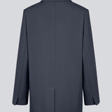 Gale blazer has a classic and elegant design, fulfilled by the beautiful revers collar and a long fit. The blazer has button closure at the front and a chest pocket at the left side. The model is 175 cm and wears a size S/36.