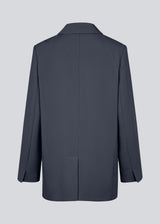 Gale blazer has a classic and elegant design, fulfilled by the beautiful revers collar and a long fit. The blazer has button closure at the front and a chest pocket at the left side. The model is 175 cm and wears a size S/36.