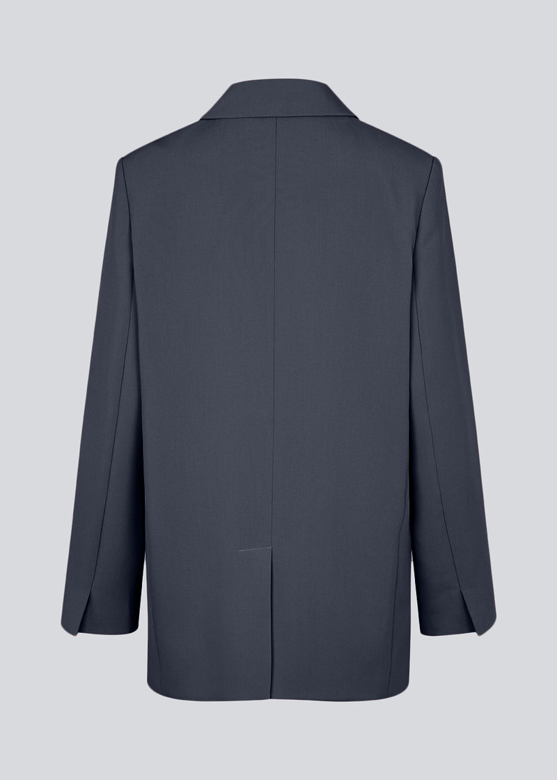 Gale blazer has a classic and elegant design, fulfilled by the beautiful revers collar and a long fit. The blazer has button closure at the front and a chest pocket at the left side. The model is 175 cm and wears a size S/36.