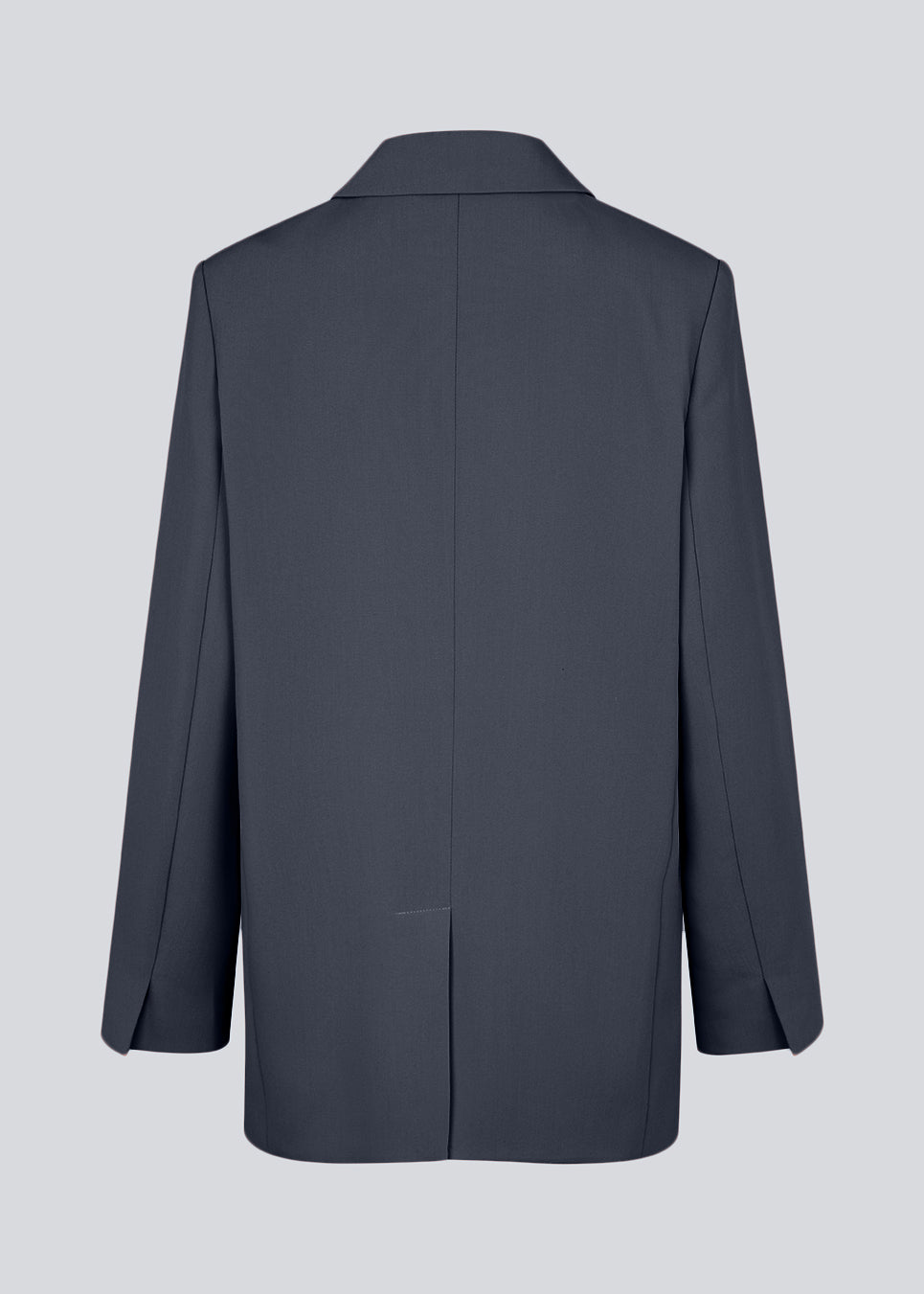 Gale blazer has a classic and elegant design, fulfilled by the beautiful revers collar and a long fit. The blazer has button closure at the front and a chest pocket at the left side. The model is 175 cm and wears a size S/36.