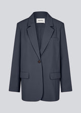 Gale blazer has a classic and elegant design, fulfilled by the beautiful revers collar and a long fit. The blazer has button closure at the front and a chest pocket at the left side. The model is 175 cm and wears a size S/36.