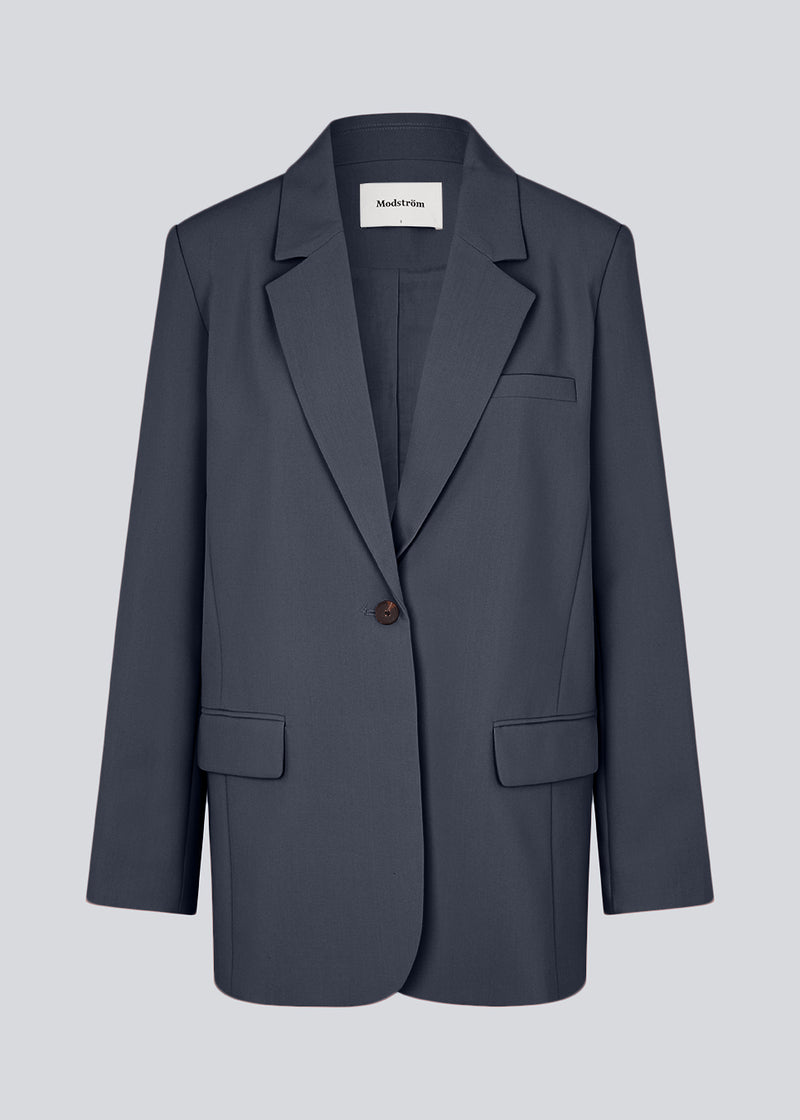 Gale blazer has a classic and elegant design, fulfilled by the beautiful revers collar and a long fit. The blazer has button closure at the front and a chest pocket at the left side. The model is 175 cm and wears a size S/36.