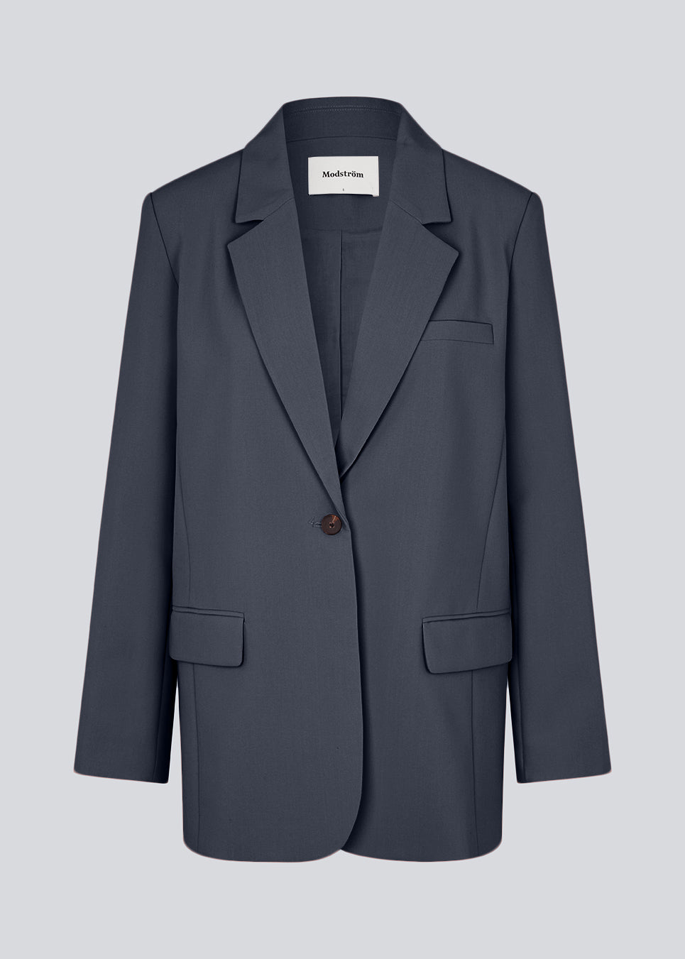 Gale blazer has a classic and elegant design, fulfilled by the beautiful revers collar and a long fit. The blazer has button closure at the front and a chest pocket at the left side. The model is 175 cm and wears a size S/36.
