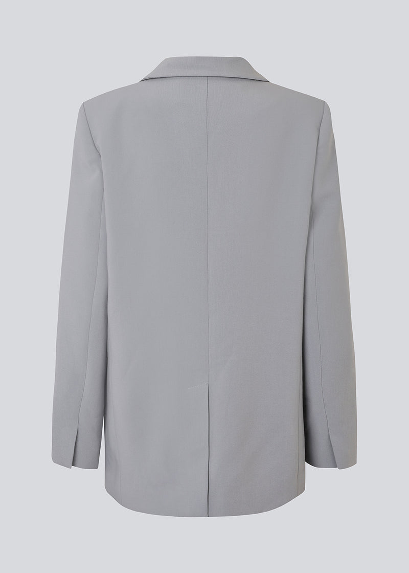 Gale blazer has a classic and elegant design, fulfilled by the beautiful revers collar and a long fit. The blazer has button closure at the front and a chest pocket at the left side. 