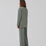 Gale pants in soft green has a classic design. The pants has straight, wide legs with pressfolds, which creates an elegant look. The model is 175 cm and wears a size S/36.<br>