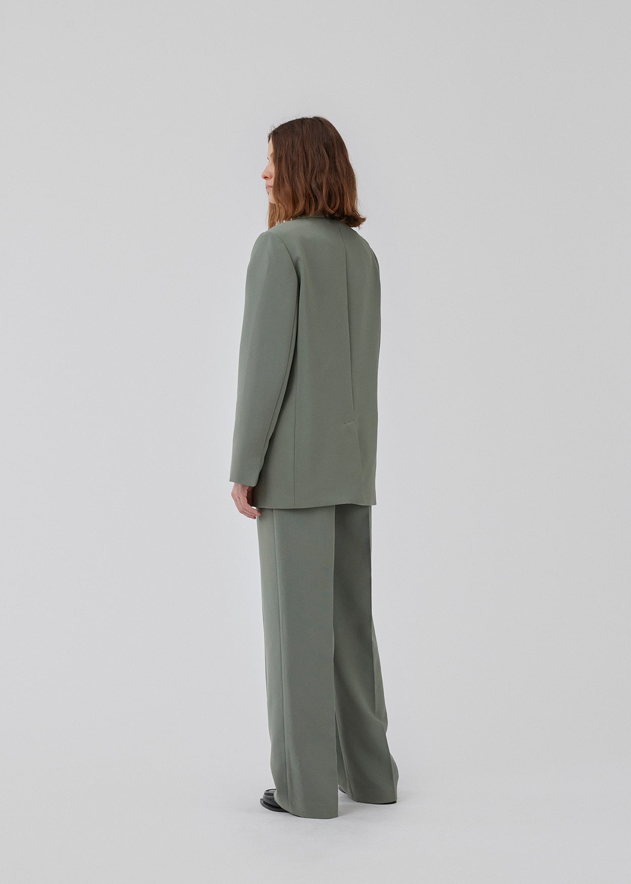 Gale blazer in soft green has a classic and elegant design, fulfilled by the beautiful revers collar and a long fit. The blazer has button closure at the front and a chest pocket at the left side. The model is 175 cm and wears a size S/36.
