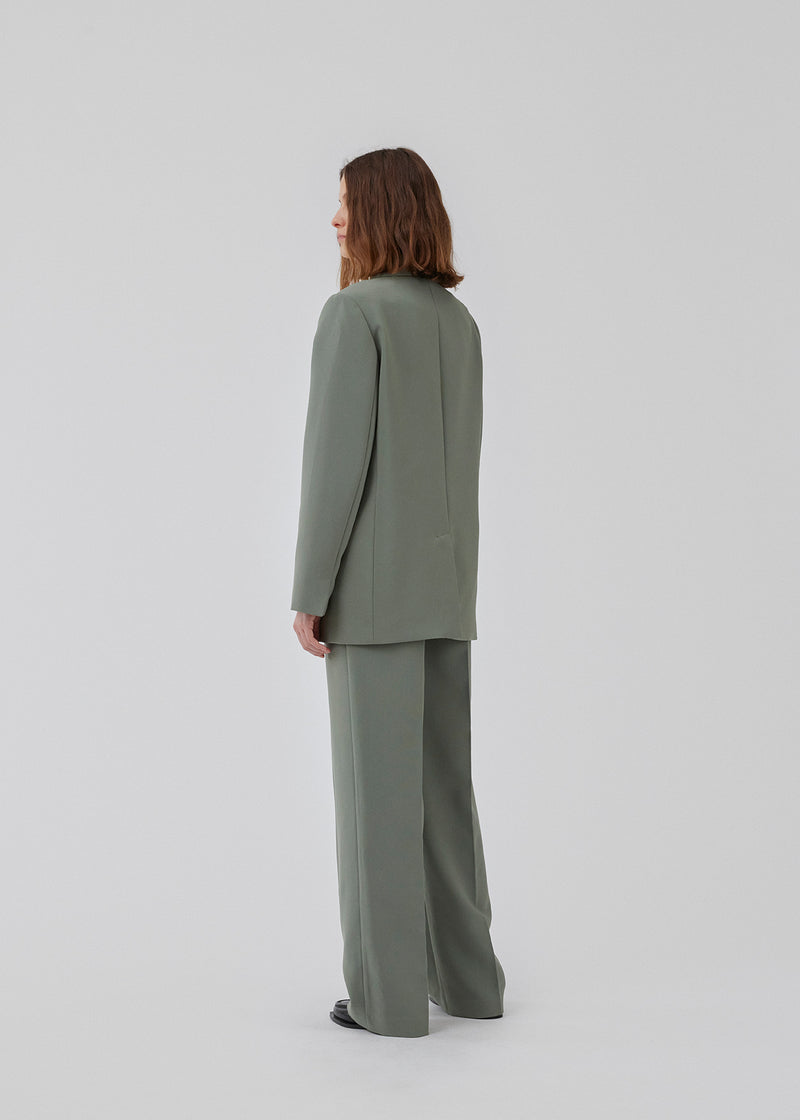 Gale pants in soft green has a classic design. The pants has straight, wide legs with pressfolds, which creates an elegant look. The model is 175 cm and wears a size S/36.<br>