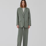 Gale pants in soft green has a classic design. The pants has straight, wide legs with pressfolds, which creates an elegant look. The model is 175 cm and wears a size S/36.<br>
