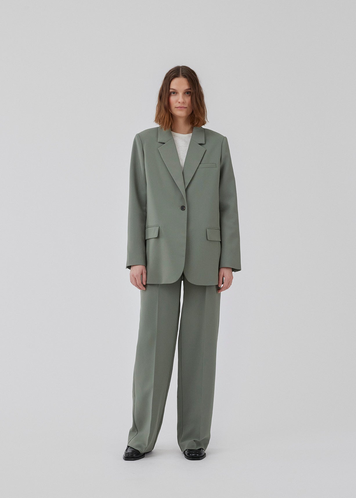 Gale pants in soft green has a classic design. The pants has straight, wide legs with pressfolds, which creates an elegant look. The model is 175 cm and wears a size S/36.<br>