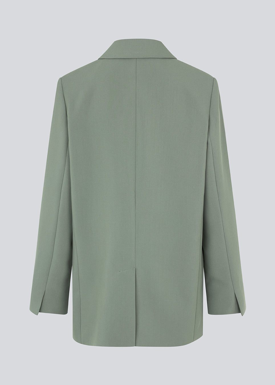 Gale blazer in soft green has a classic and elegant design, fulfilled by the beautiful revers collar and a long fit. The blazer has button closure at the front and a chest pocket at the left side. The model is 175 cm and wears a size S/36.