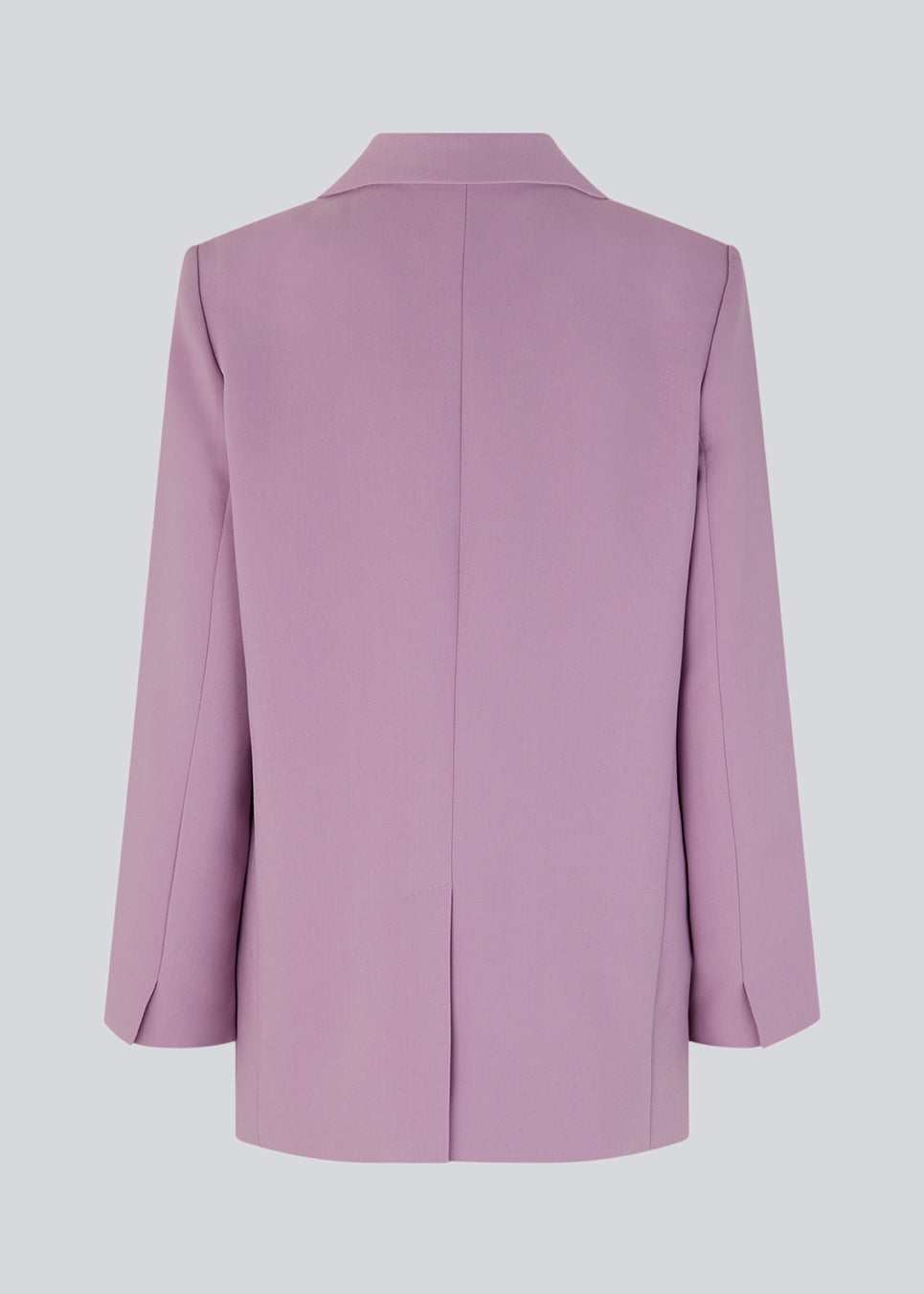 Gale blazer in the color valerian has a classic and elegant design, fulfilled by the beautiful revers collar and a long fit. The blazer has button closure at the front and a chest pocket at the left side.