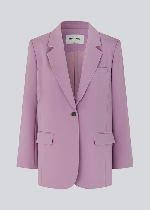 Gale blazer in the color valerian has a classic and elegant design, fulfilled by the beautiful revers collar and a long fit. The blazer has button closure at the front and a chest pocket at the left side.