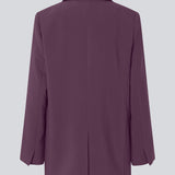 Gale blazer has a classic and elegant design, fulfilled by the beautiful revers collar and a long fit. The blazer has button closure at the front and a chest pocket at the left side. The model is 175 cm and wears a size S/36.
