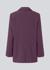 Gale blazer has a classic and elegant design, fulfilled by the beautiful revers collar and a long fit. The blazer has button closure at the front and a chest pocket at the left side. The model is 175 cm and wears a size S/36.
