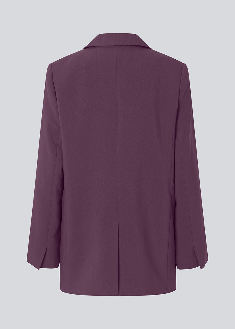 Gale blazer has a classic and elegant design, fulfilled by the beautiful revers collar and a long fit. The blazer has button closure at the front and a chest pocket at the left side. The model is 175 cm and wears a size S/36.