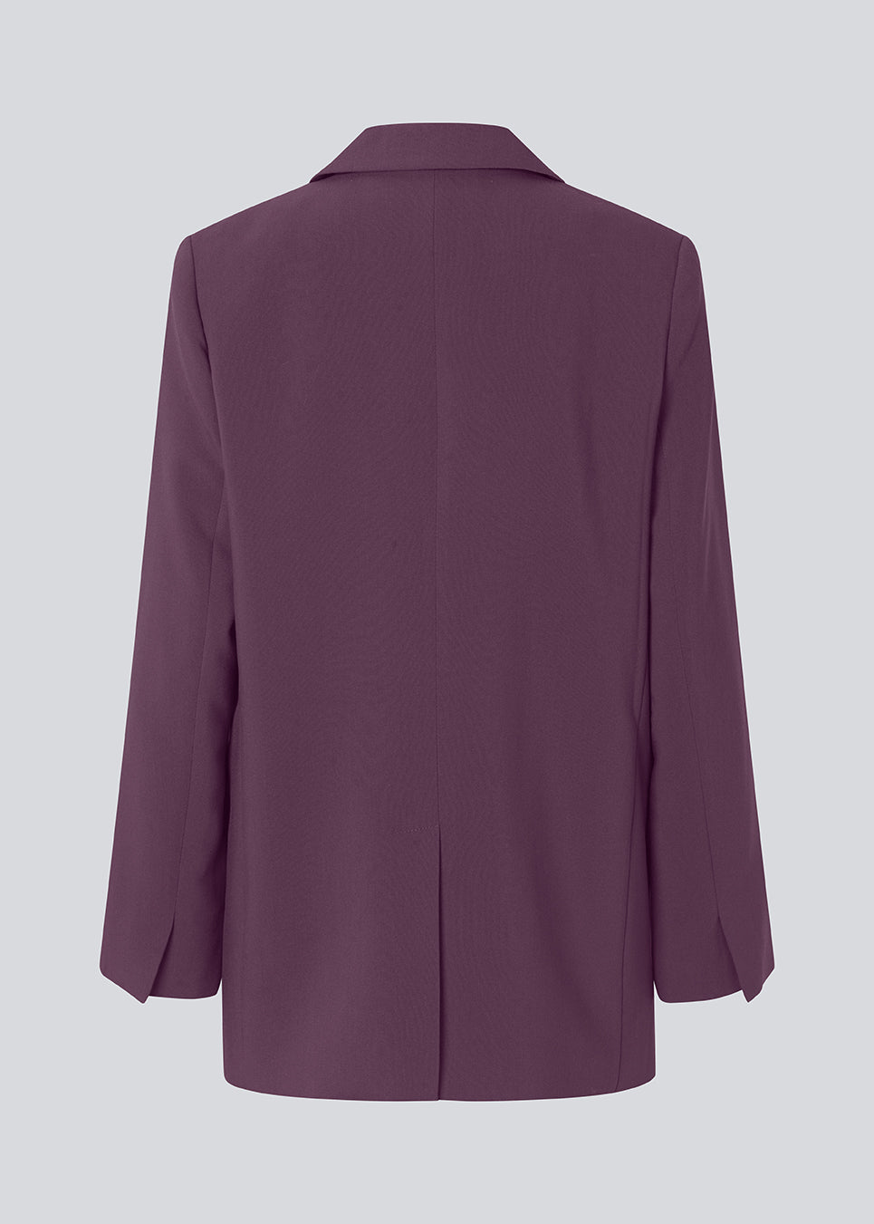 Gale blazer has a classic and elegant design, fulfilled by the beautiful revers collar and a long fit. The blazer has button closure at the front and a chest pocket at the left side. The model is 175 cm and wears a size S/36.