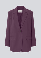 Gale blazer has a classic and elegant design, fulfilled by the beautiful revers collar and a long fit. The blazer has button closure at the front and a chest pocket at the left side. The model is 175 cm and wears a size S/36.