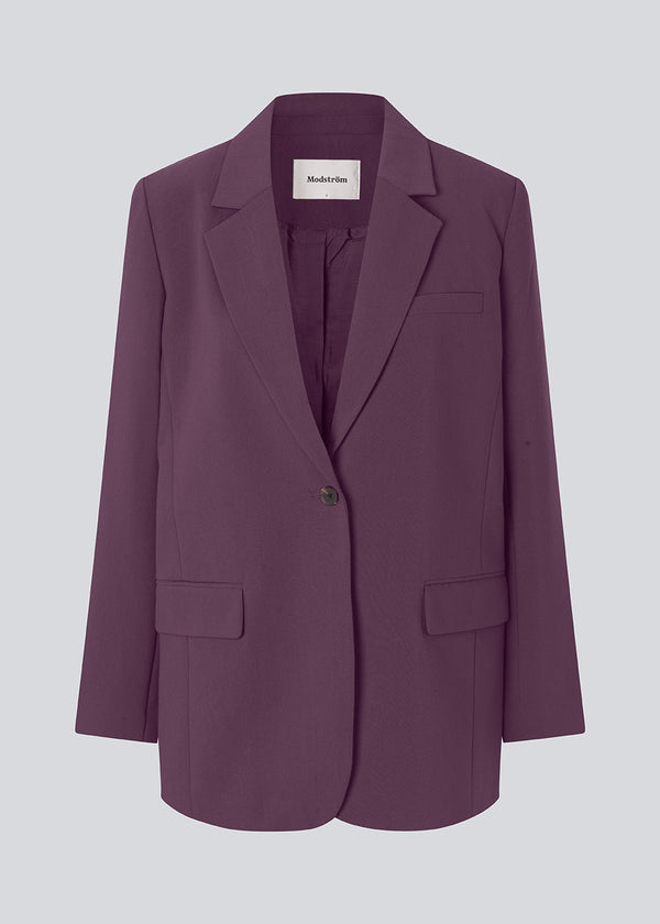 Gale blazer has a classic and elegant design, fulfilled by the beautiful revers collar and a long fit. The blazer has button closure at the front and a chest pocket at the left side. The model is 175 cm and wears a size S/36.