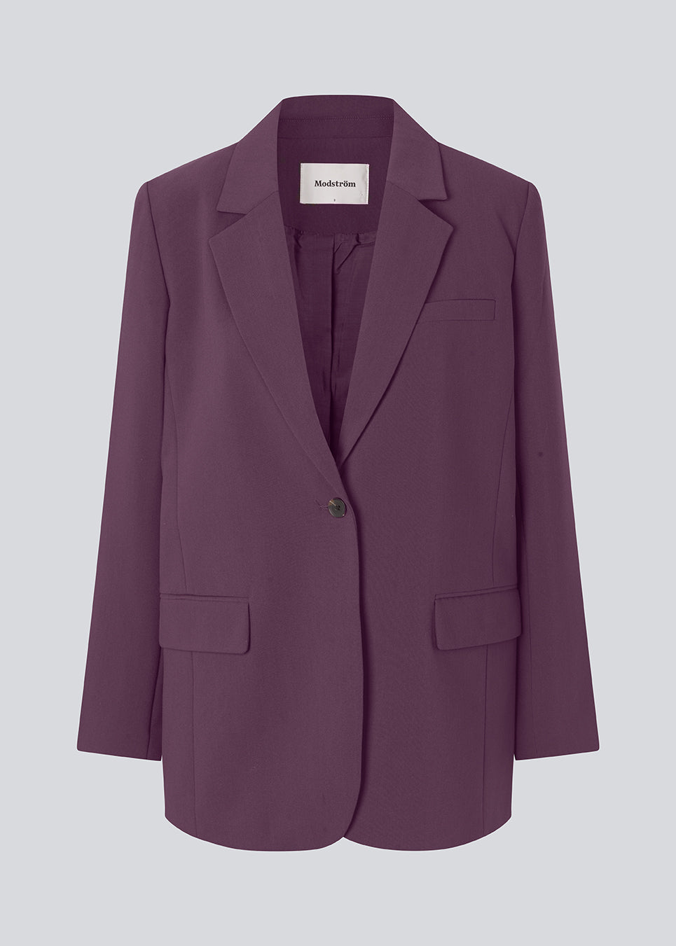 Gale blazer has a classic and elegant design, fulfilled by the beautiful revers collar and a long fit. The blazer has button closure at the front and a chest pocket at the left side. The model is 175 cm and wears a size S/36.