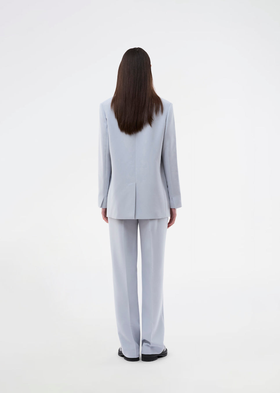 Gale blazer has a classic and elegant design, fulfilled by the beautiful revers collar and a long fit. The blazer has button closure at the front and a chest pocket at the left side.