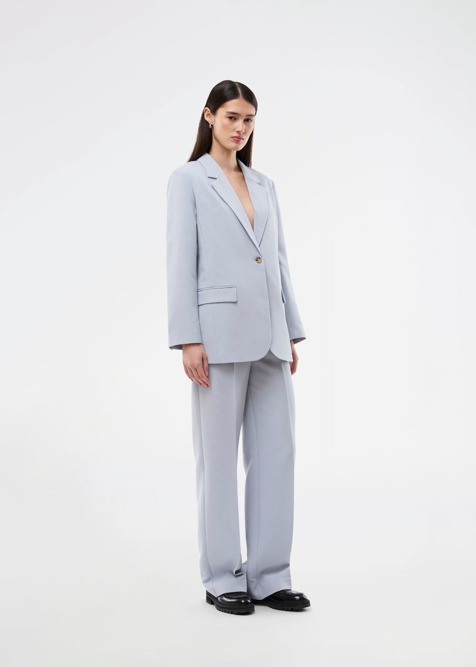 Gale blazer has a classic and elegant design, fulfilled by the beautiful revers collar and a long fit. The blazer has button closure at the front and a chest pocket at the left side. 