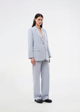 Gale blazer has a classic and elegant design, fulfilled by the beautiful revers collar and a long fit. The blazer has button closure at the front and a chest pocket at the left side. 